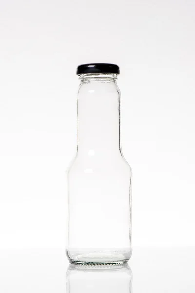 Gläser auf weißem Hintergrund — Stockfoto