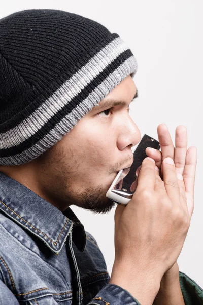 Man speelt mondharmonica — Stockfoto