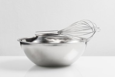 Beyaz arka plan üzerinde gereçler