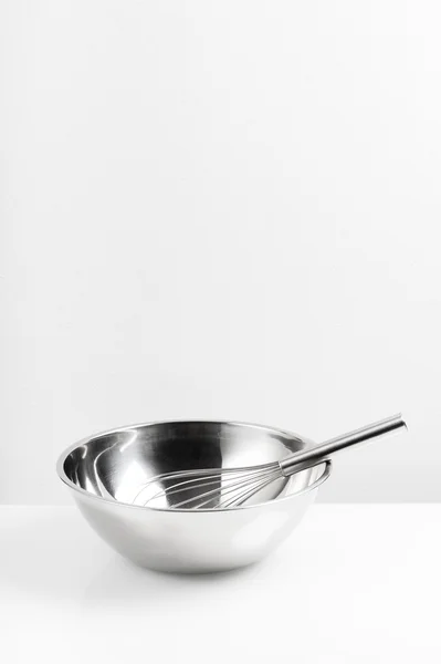 Посуда на белом фоне — стоковое фото