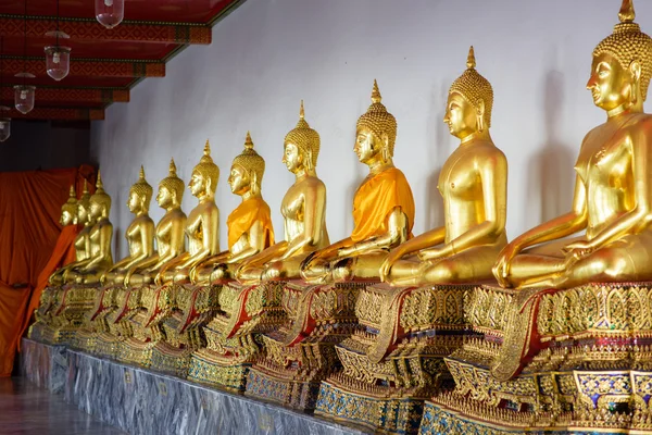 Buddha bilder på Wat Pho — Stockfoto