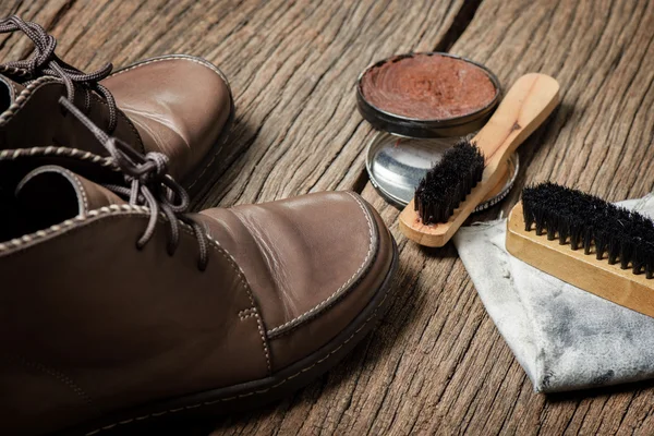 Cleaning leather shoes — Stock Photo, Image