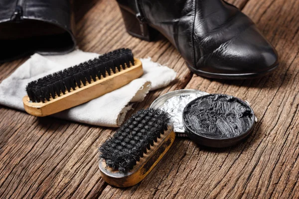 Lederen schoenen schoonmaken — Stockfoto