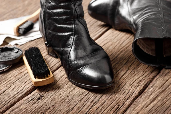 Limpeza de sapatos de couro — Fotografia de Stock