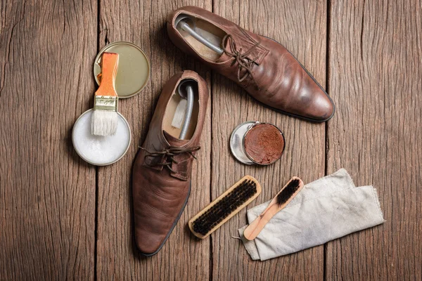 Czyszczenie butów skórzanych — Zdjęcie stockowe