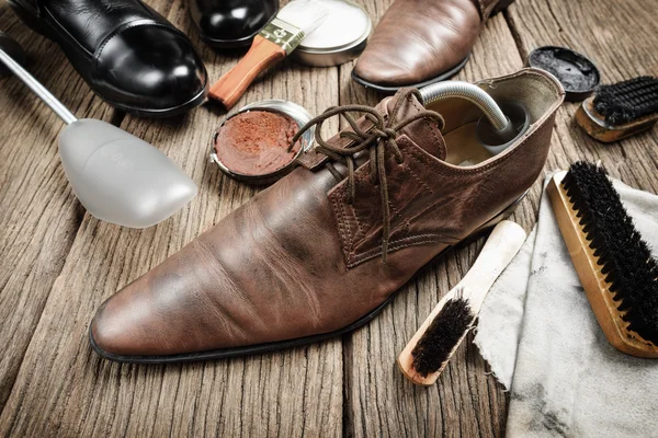 Czyszczenie butów skórzanych — Zdjęcie stockowe