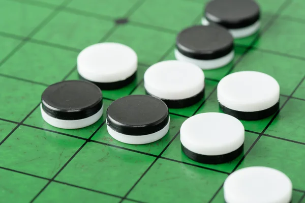 Scheiben auf dem Reversi Board — Stockfoto