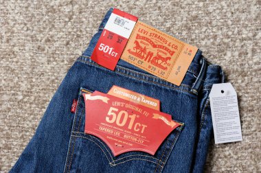 BANGKOK, THAILAND - 25 Nisan 2017: Yeni LEVI 'nin 501CT' sinin (Özelleştirilmiş ve inceltilmiş) detaylarını kapat. LEVI, 1853 yılında kurulan Levi Strauss and Co markasıdır..