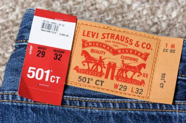 BANGKOK, THAILAND - 25 Nisan 2017: Yeni LEVI 'nin 501CT' sinin (Özelleştirilmiş ve inceltilmiş) detaylarını kapat. LEVI, 1853 yılında kurulan Levi Strauss and Co markasıdır..