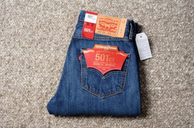 BANGKOK, THAILAND - 25 Nisan 2017: Yeni LEVI 'nin 501CT' sinin (Özelleştirilmiş ve inceltilmiş) detaylarını kapat. LEVI, 1853 yılında kurulan Levi Strauss and Co markasıdır..