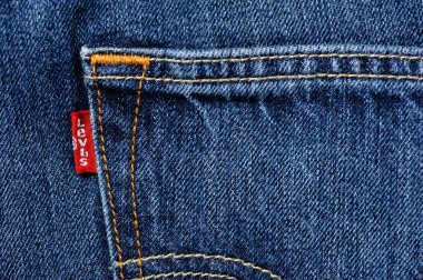 BANGKOK, THAILAND - 25 Nisan 2017: Yeni LEVI 'nin 501CT' sinin (Özelleştirilmiş ve inceltilmiş) detaylarını kapat. LEVI, 1853 yılında kurulan Levi Strauss and Co markasıdır..