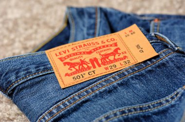 BANGKOK, THAILAND - 25 Nisan 2017: Yeni LEVI 'nin 501CT' sinin (Özelleştirilmiş ve inceltilmiş) detaylarını kapat. LEVI, 1853 yılında kurulan Levi Strauss and Co markasıdır..