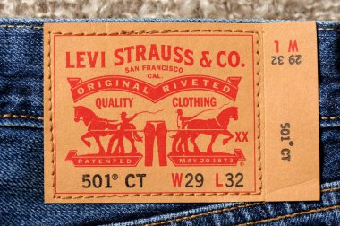 BANGKOK, THAILAND - 25 Nisan 2017: Yeni LEVI 'nin 501CT' sinin (Özelleştirilmiş ve inceltilmiş) detaylarını kapat. LEVI, 1853 yılında kurulan Levi Strauss and Co markasıdır..