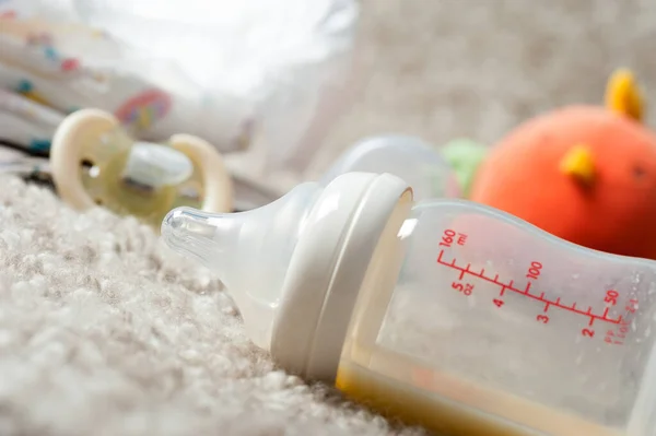 Babyflasche Und Babywindel Neugeborenen Und Babykonzept — Stockfoto