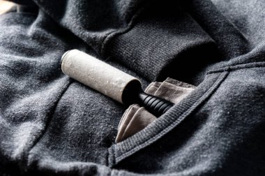 Kumaşı temizledikten sonra tozla dolu yapışkan iplik rulosu.