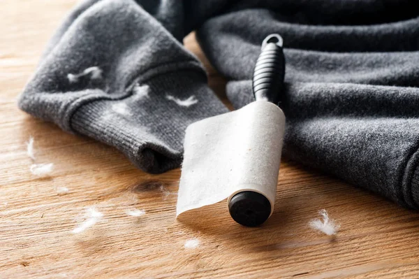 布をきれいにするために使用された後のほこりでいっぱいの接着剤リントローラー — ストック写真