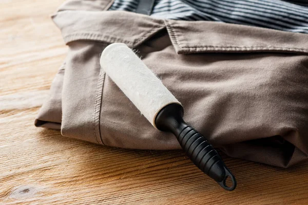 Kumaşı temizledikten sonra tozla dolu yapışkan iplik rulosu.