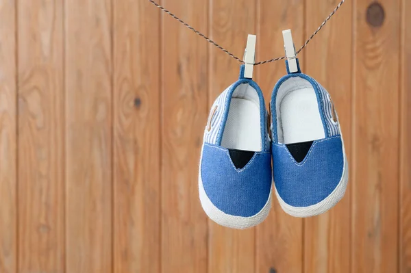 Zapatos Pequeños Primer Plano Para Bebé Colgando Tendedero — Foto de Stock