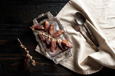 Birbirine girmiş kat kat tomurcukları, salkımları sarkmış hurma ağaçları, üzüm bağları, ramazan ağaçları,