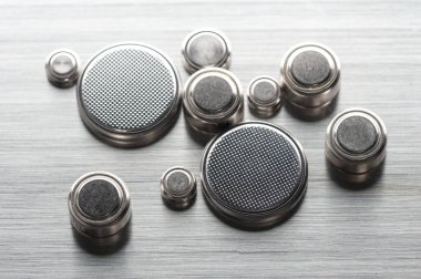 Kol saatleri veya bilgisayar anakartları gibi küçük elektronik cihazları çalıştırmak için kullanılan kapatma düğmesi pili veya saat pili veya bozuk para hücresi.