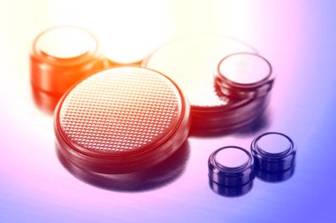 Kol saatleri veya bilgisayar anakartları gibi küçük elektronik cihazları çalıştırmak için kullanılan kapatma düğmesi pili veya saat pili veya bozuk para hücresi.