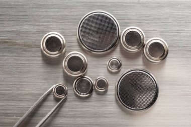 Kol saatleri veya bilgisayar anakartları gibi küçük elektronik cihazları çalıştırmak için kullanılan kapatma düğmesi pili veya saat pili veya bozuk para hücresi.