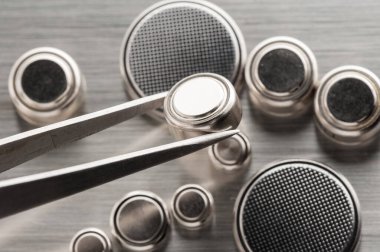 Kol saatleri veya bilgisayar anakartları gibi küçük elektronik cihazları çalıştırmak için kullanılan kapatma düğmesi pili veya saat pili veya bozuk para hücresi.