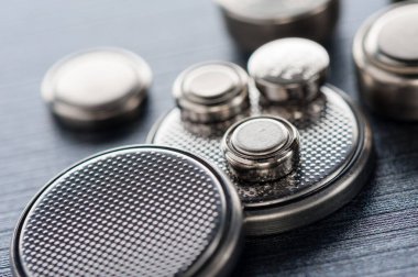 Kol saatleri veya bilgisayar anakartları gibi küçük elektronik cihazları çalıştırmak için kullanılan kapatma düğmesi pili veya saat pili veya bozuk para hücresi.