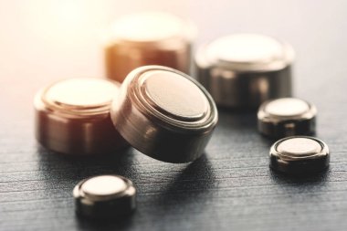 Kol saatleri veya bilgisayar anakartları gibi küçük elektronik cihazları çalıştırmak için kullanılan kapatma düğmesi pili veya saat pili veya bozuk para hücresi.