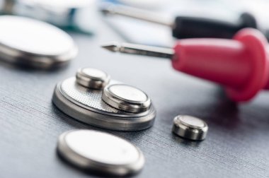 Kol saatleri veya bilgisayar anakartları gibi küçük elektronik cihazları çalıştırmak için kullanılan kapatma düğmesi pili veya saat pili veya bozuk para hücresi.