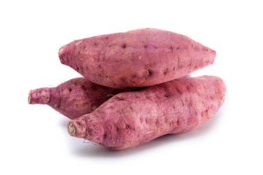 Beyaz arka planda izole edilmiş çiğ patates. 