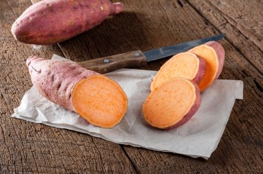 Eski ahşap arka planda çiğ patates 