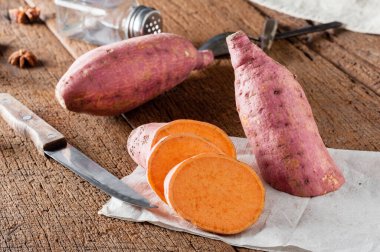 Eski ahşap arka planda çiğ patates 