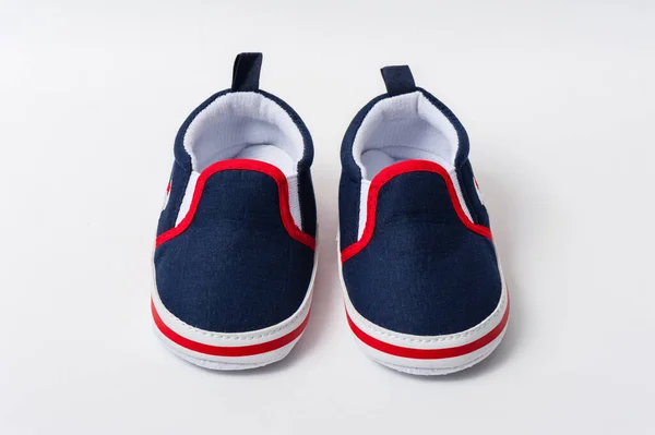 Крупним Планом Маленьке Взуття Дитини Ізольоване Білому Тлі — стокове фото
