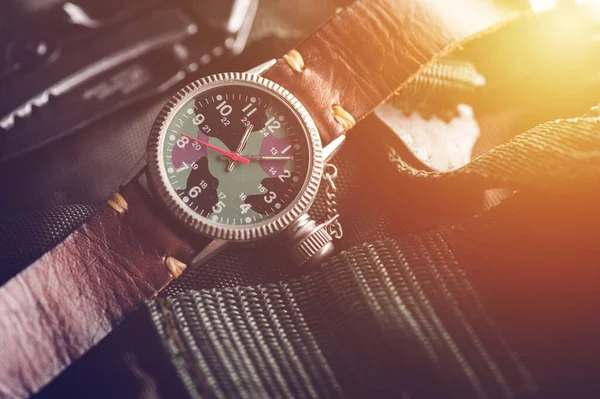 Viejo Estilo Militar Campo Reloj Pulsera Con Esfera Camuflaje Banda —  Fotos de Stock