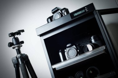 depolama kameraları lensleri ve diğer fotoğraf ekipmanları için kuru kabini nemden arındırın. Dolabın içindeki kameraya yaklaş..