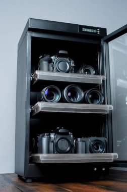 depolama kameraları lensleri ve diğer fotoğraf ekipmanları için kuru kabini nemden arındırın. 