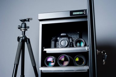 depolama kameraları lensleri ve diğer fotoğraf ekipmanları için kuru kabini nemden arındırın. 