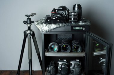 depolama kameraları lensleri ve diğer fotoğraf ekipmanları için kuru kabini nemden arındırın. 