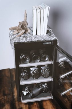 depolama kameraları lensleri ve diğer fotoğraf ekipmanları için kuru kabini nemden arındırın. 