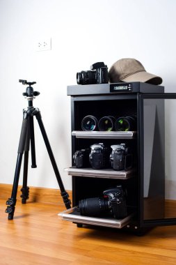 depolama kameraları lensleri ve diğer fotoğraf ekipmanları için kuru kabini nemden arındırın. Sığ alan derinliği, kabinin içindeki ekipmanlara yakın çekim..