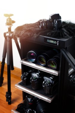 depolama kameraları lensleri ve diğer fotoğraf ekipmanları için kuru kabini nemden arındırın. Kabinenin durum gösteriminde yakın plan.