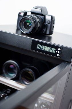 depolama kameraları lensleri ve diğer fotoğraf ekipmanları için kuru kabini nemden arındırın. Kabinenin durum gösteriminde yakın plan.