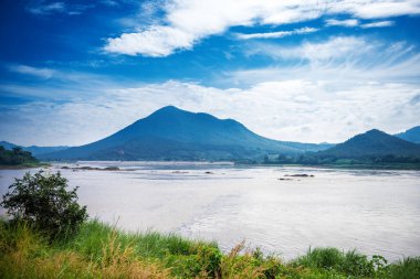 Güzel manzara Kaeng Khut Khu Chiang Khan 'da, Loei bölgesinde, Tayland. Kaeng Khut Khu, Mekong Nehri 'nin ortasındaki adalar kümesidir..