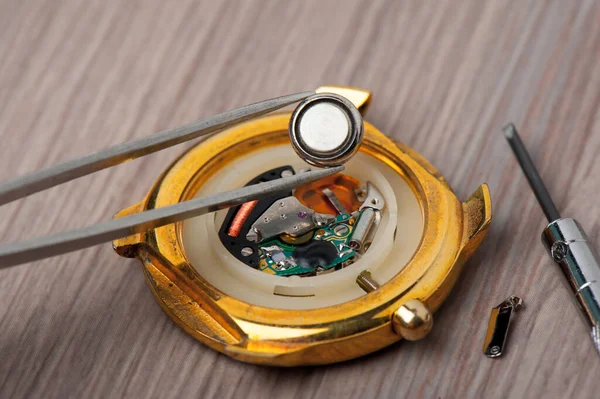 電池交換時計メーカークォーツ時計の電池交換 — ストック写真
