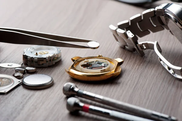 Horloge Batterij Vervangen Horlogemaker Vervangen Horloge Batterij Kwarts Horloge — Stockfoto