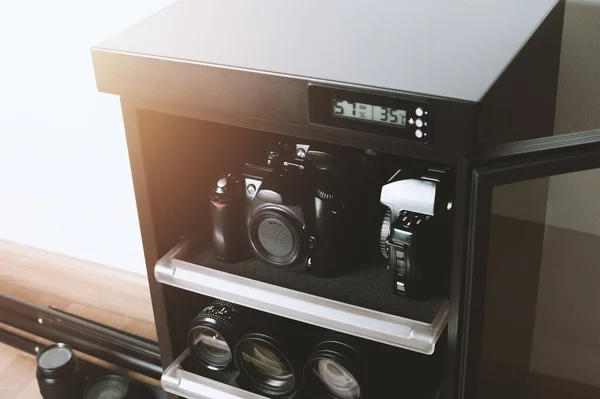 Elektronischer Trockenschrank Für Die Aufbewahrung Von Kameraobjektiven Und Anderem Fotozubehör — Stockfoto