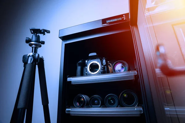 Elektronischer Trockenschrank Für Die Aufbewahrung Von Kameraobjektiven Und Anderem Fotozubehör — Stockfoto