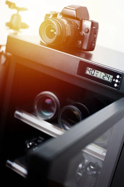 Elektronischer Trockenschrank Für Die Aufbewahrung Von Kameraobjektiven Und Anderem Fotozubehör — Stockfoto