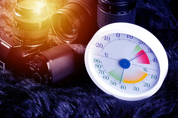 Fehér Analóg Hőmérő Higrométer Fényképészeti Felszereléssel Lencséket Kameraeszközöket Optimális Esetben — Stock Fotó